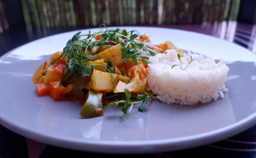 Micropousses Pois verts et Coriandre sur curry de légumes